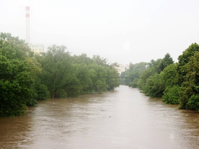 Rozvodněná Ohře v Lounech 4. 6. 2013. Pohled z železničního mostu proti proudu Ohře