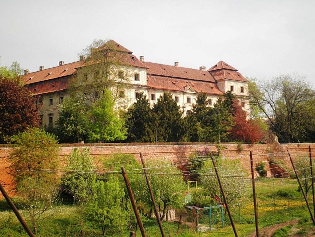 Chátrající zámek v Postoloprtech. 