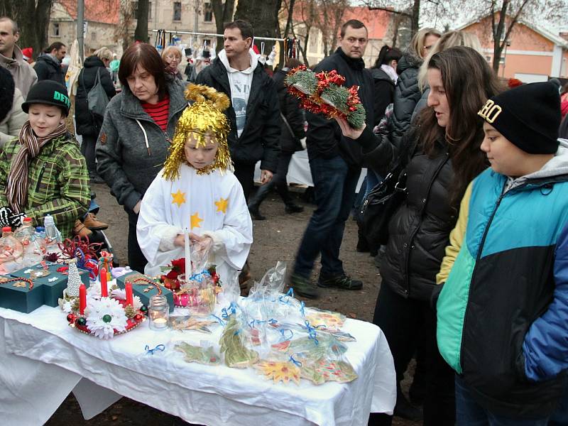 Adventní slavnost s rozsvícením vánočního stromu v Lenešicích