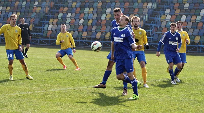 Fotbalisté Blšan (ve žlutém) nestačili v sobotu na Hrobce 