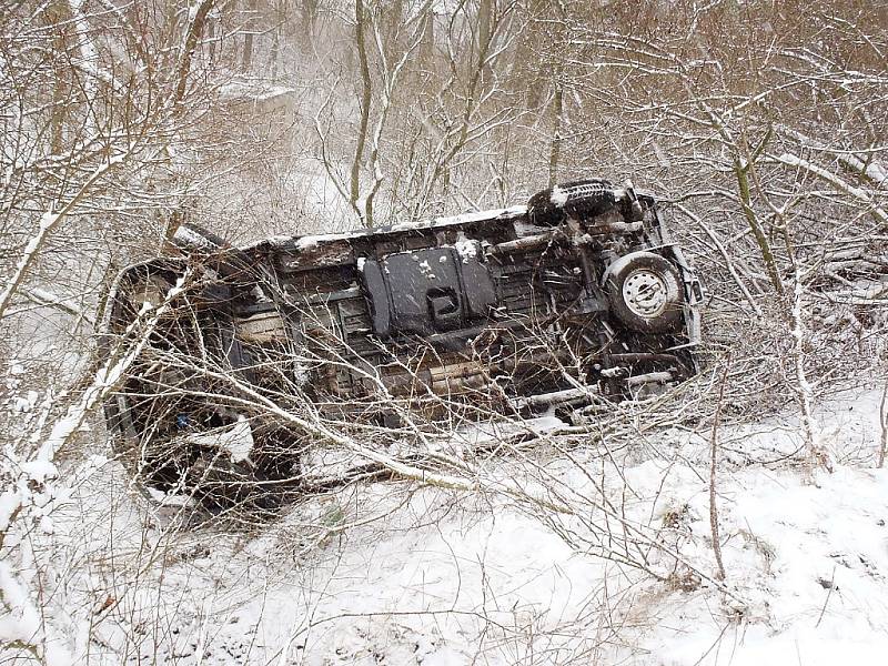 Ford Transit skončil v sobotu na silnici č. 250 u Staňkovic ve směru na Bitozeves na střeše