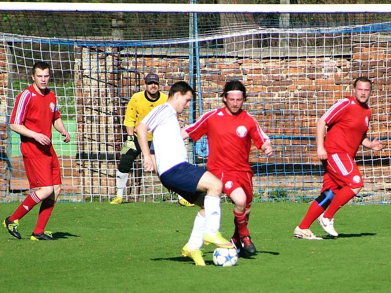 Fotbalisté Postoloprt (v červeném) na svém hřišti prohráli s AFK Loko Chomutov 2:3.