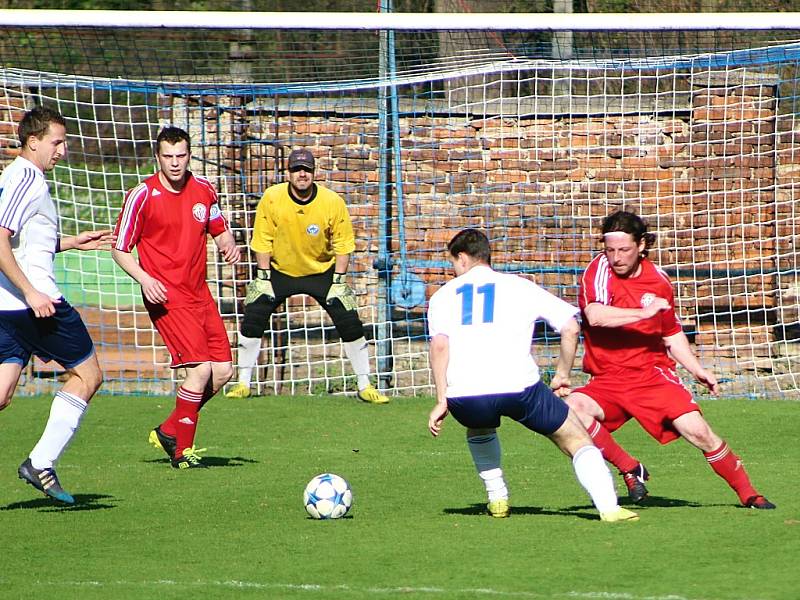 Fotbalisté Postoloprt (v červeném) na svém hřišti prohráli s AFK Loko Chomutov 2:3.