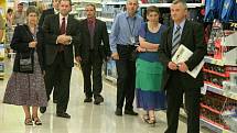 Britská velvyslankyně v ČR Linda Duffield (vlevo) navštívila v minulých dnech nově otevřený hypermarket sítě Tesco v Žatci.