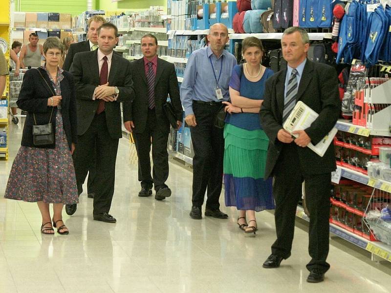 Britská velvyslankyně v ČR Linda Duffield (vlevo) navštívila v minulých dnech nově otevřený hypermarket sítě Tesco v Žatci.
