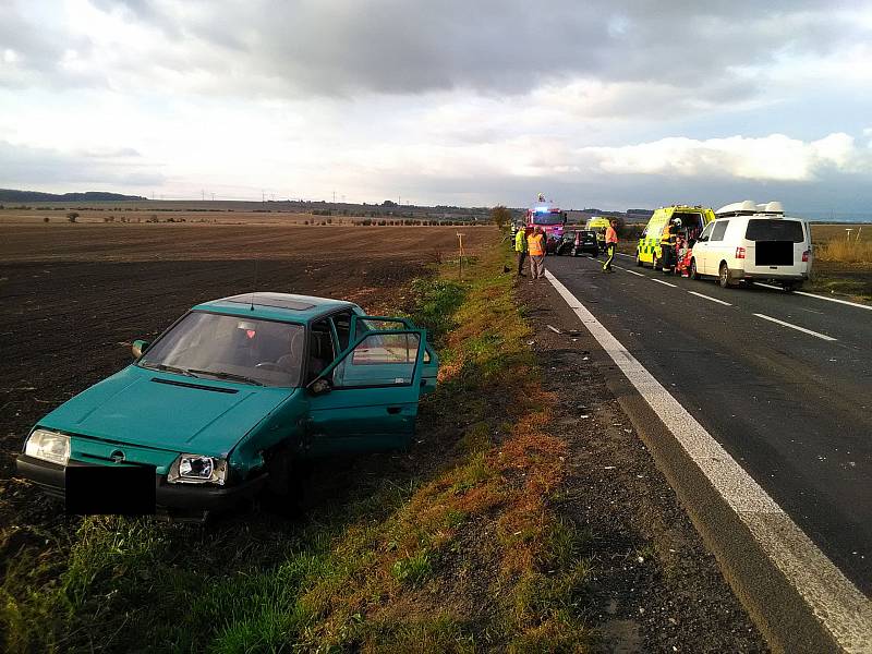 V polovině října došlo k dopravní nehodě tří osobních aut a dodávky u obce Sýrovice. Při nehodě byli dva lidé zraněni.