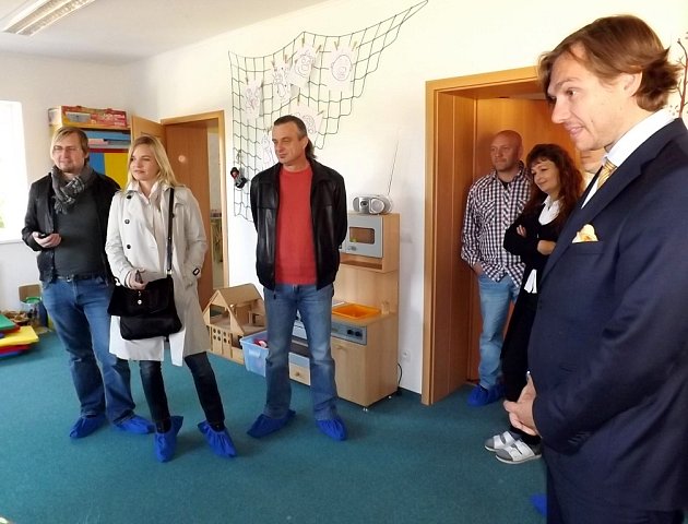 Členové Věcí Veřejných navštívili školku v Holedeči