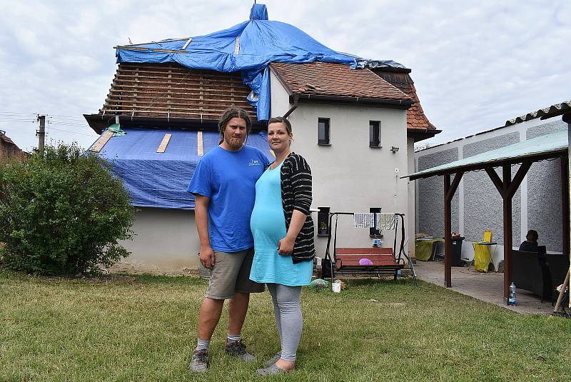 Stebno. Čtyři dny po ničivé bouři. Poničené střechy domů jsou provizorně zakryté plachtami, ve vesnici se dokončuje úklid. Teď se začne opravovat.