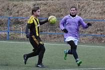 O první velké překvapení se ve 3. kole turnaje postarali fotbalisté Lišan (ve fialovém). Klub ze 4. třídy porazil Vroutek (1. B třída) brankou Francla st.