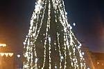 Původní vánoční strom na žateckém náměstí Svobody v sobotu 10. prosince večer ještě krásně zářil. Za pár hodin ho vítr zlomil