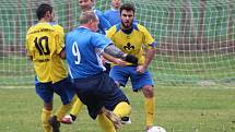 Fotbalisté Holedeče (v modrém) porazili v posledním podzimním kole III. třídy Chožov.