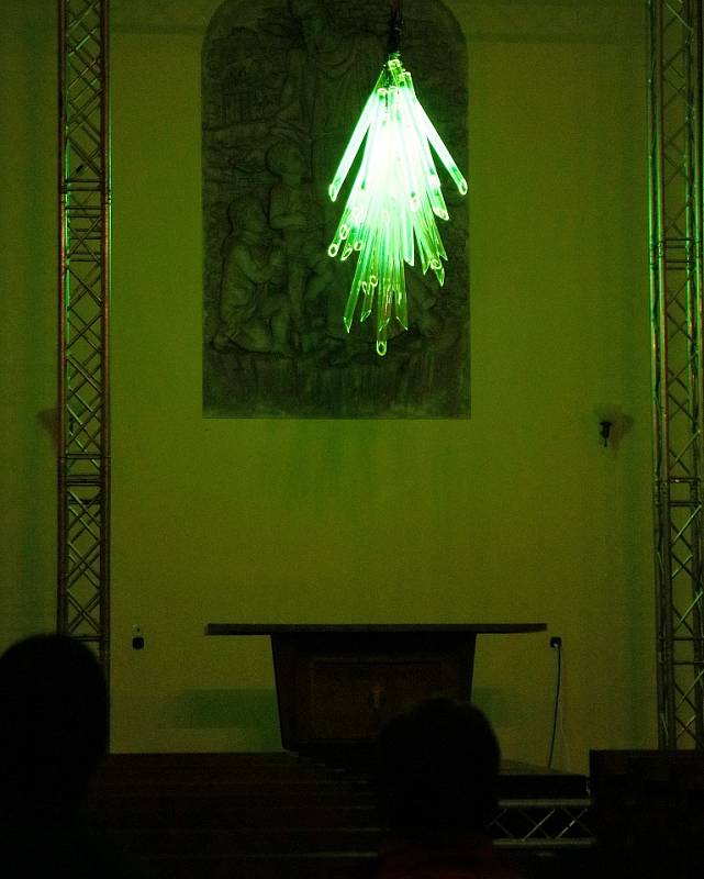 V husitském kostele zářil obrovský zelený krystal