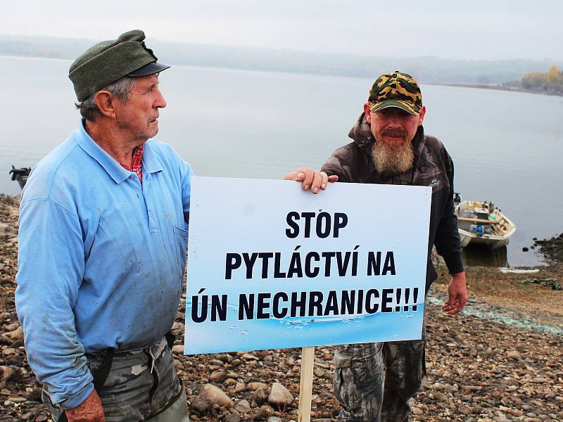 Desítky rybářů protestovaly na Nechranické přehradě kvůli plošnému zákazu lovu z loděk. Rybářský svaz to zdůvodňuje ochranou populace candáta. Protestující to odmítají, žádají jinou ochranu a důsledné kontroly.