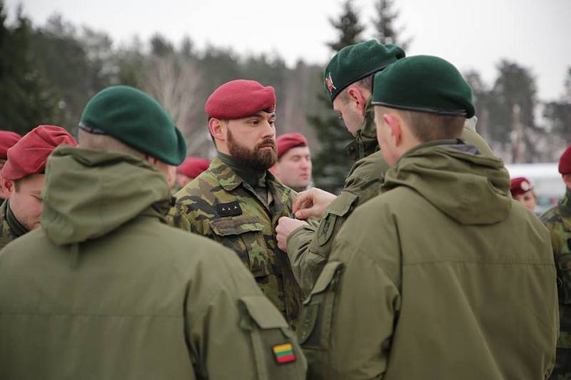 Slavnostní nástup českého kontingentu, při kterém vojáci dostali medaile od velitele litevské brigády.