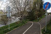 Cyklostezka na pravém břehu Ohře v Žatci se letos prodlouží. Nová asfaltová komunikace povede pod mostem a dál směrem do lokality Ráj po současné polní cestě.