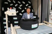 Historicky úplně první pneumatiku žatecké továrny vyexpedoval generální ředitel společnosti Nexen Tire pan Travis Kang.
