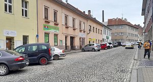 Ulice Volyňských Čechů před poštou v Žatci