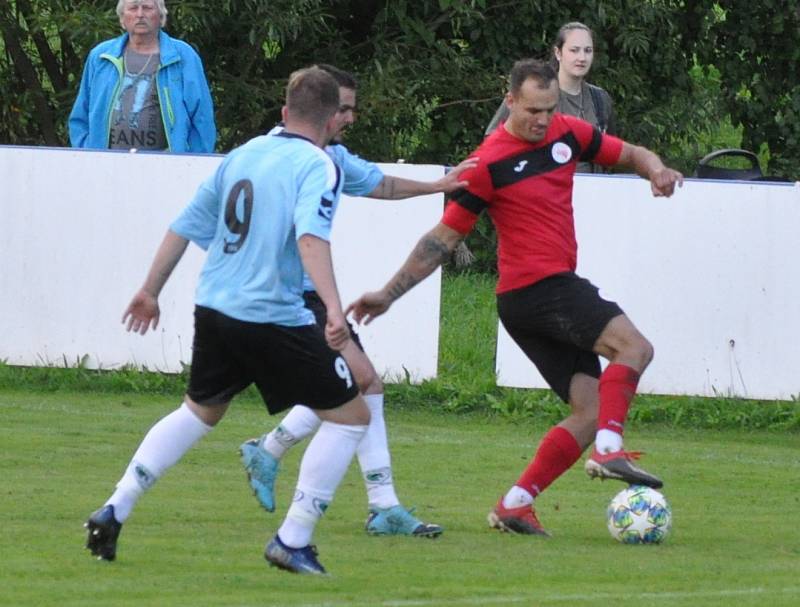 Domoušice (v červeném) jsou v úvodu sezony k nezastavení. Doma porazily Vilémov 2:0.