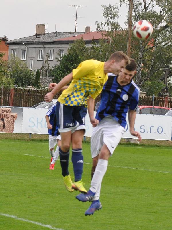 Utkání rozdílných poločasů, ve kterém fotbalistů Dobroměřic (ve žlutém) nestačilo k výhře nad Bílinou ani dvoubrankové vedení.