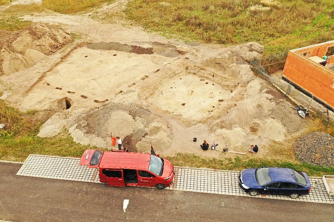 Archeologické výzkumy v Holedeči. Celkový pohled na zkoumanou plochu.