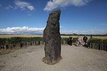 U obce Klobuky stojí na poli tři a půl metru vysoký menhir. Zkamenělý pastýř láká zájemce o tajemno.