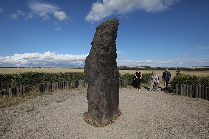 U obce Klobuky stojí na poli tři a půl metru vysoký menhir. Zkamenělý pastýř láká zájemce o tajemno.