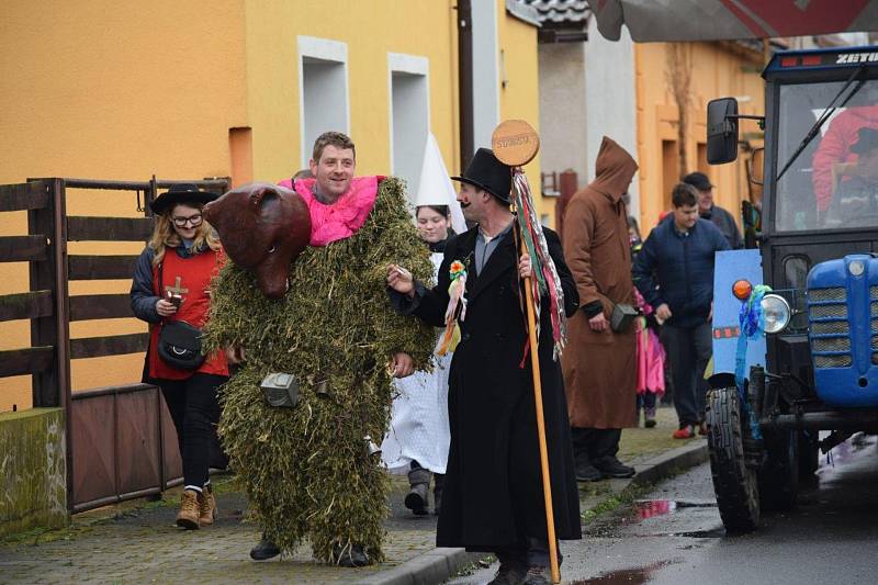 V Košticích na Lounsku si připomněli sto let masopustu.