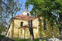 Kostel v Liběšicích má zčásti novou fasádu, letos by se měla dočkat horní část věž.