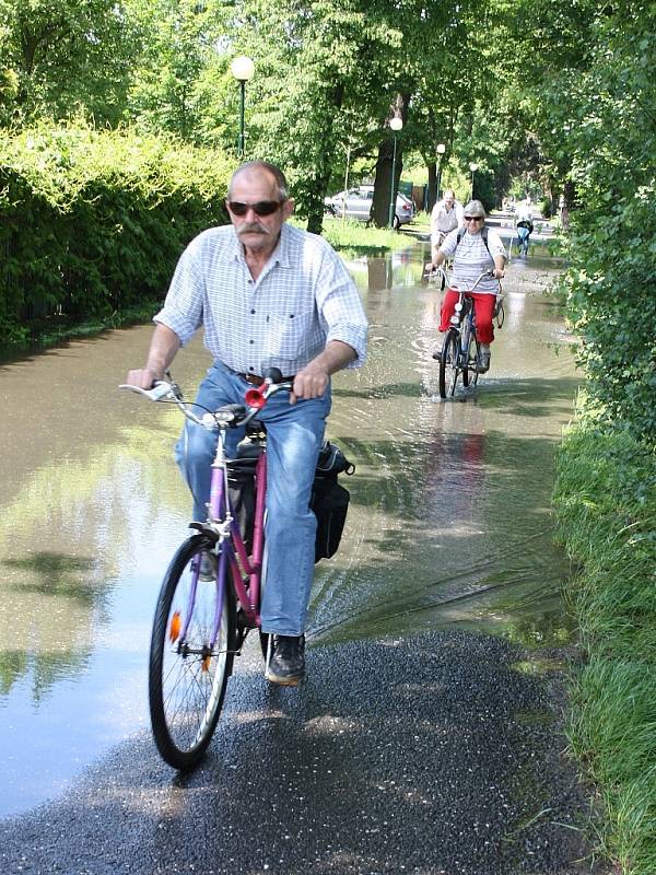 Středa 5. 6. 2013. Silnice K Velodromu (na snímku) a Dobroměřická byly zaplaveny vodou