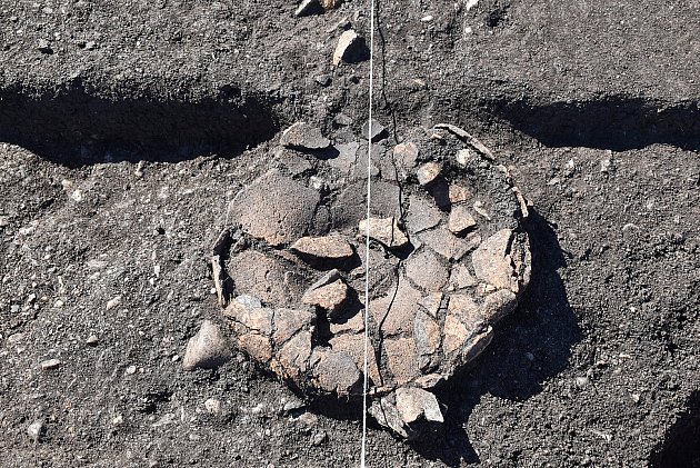Archeologové objevili při rekonstrukci vodovodního přivaděče u Pšova na Podbořansku tři tisíce let staré hroby s lidskými zlomky kostí a keramikou.