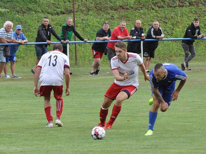 Domoušice (v modrém) svou obnovenou premiéru v přeboru kraje zvládli a nadělili soupeři bůra.