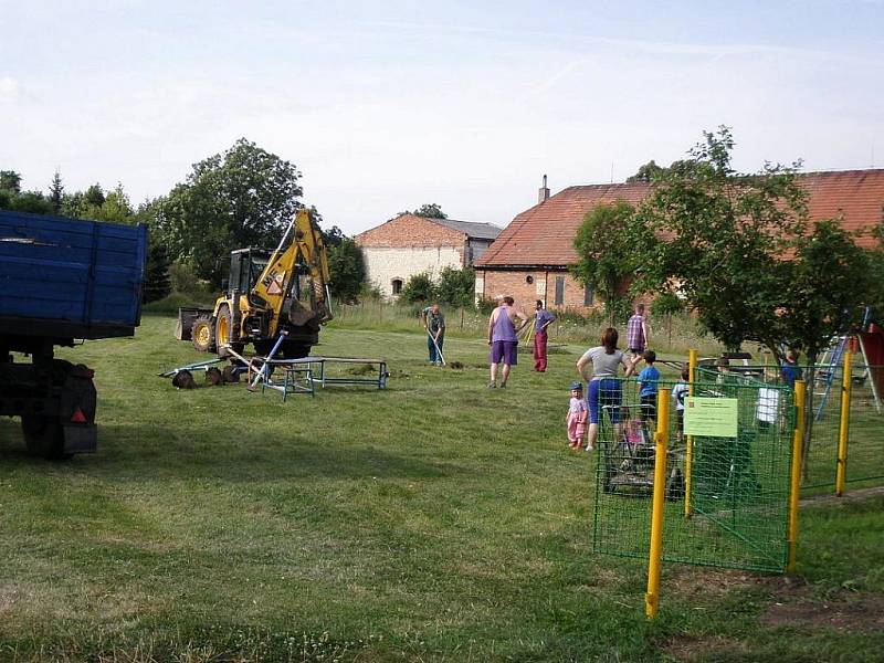 Tatínkové v Jimlíně pracují při brigádě na dětském hřišti.