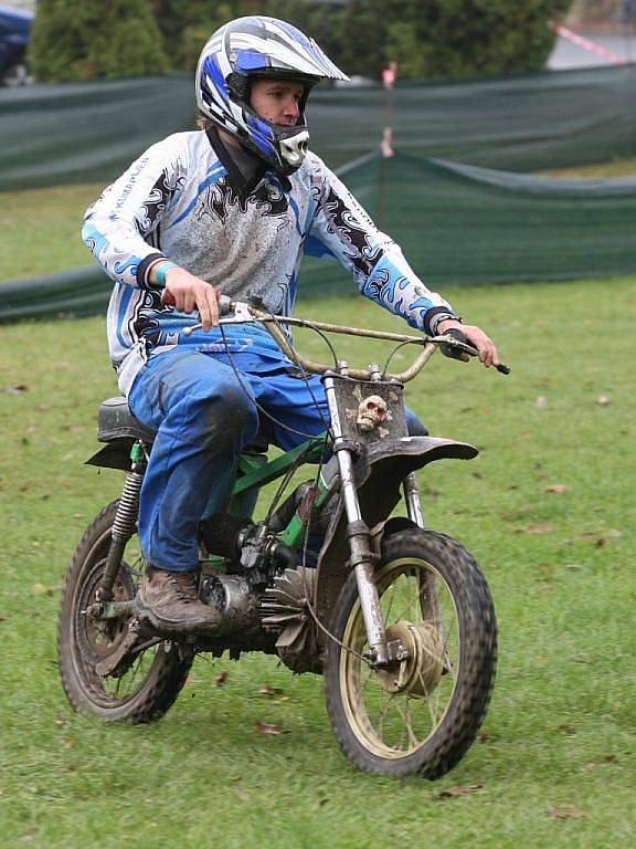 Závody motocyklů do vrchu.