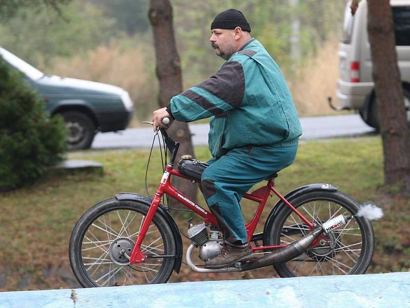 Závody motocyklů do vrchu.