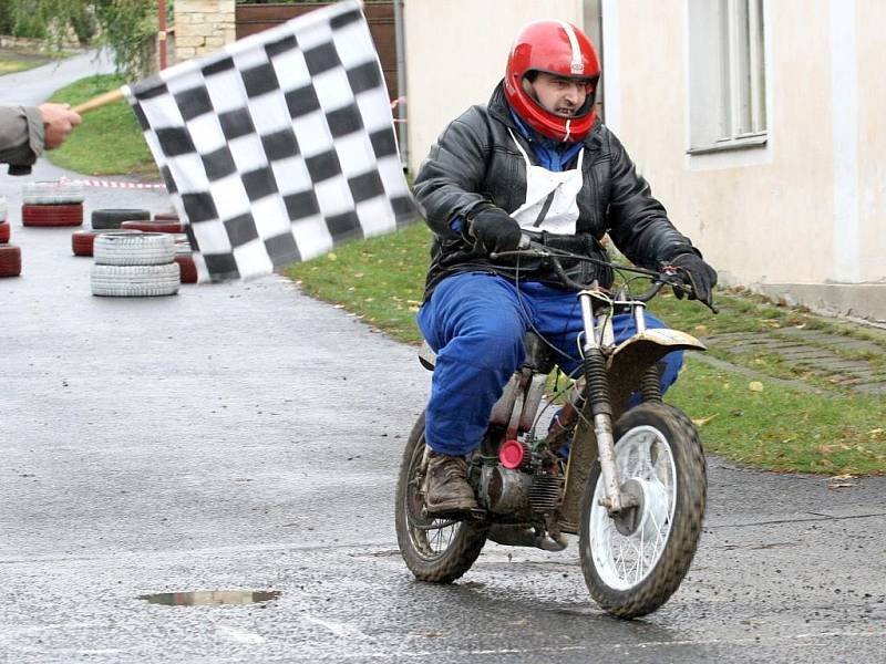 Závody motocyklů do vrchu.