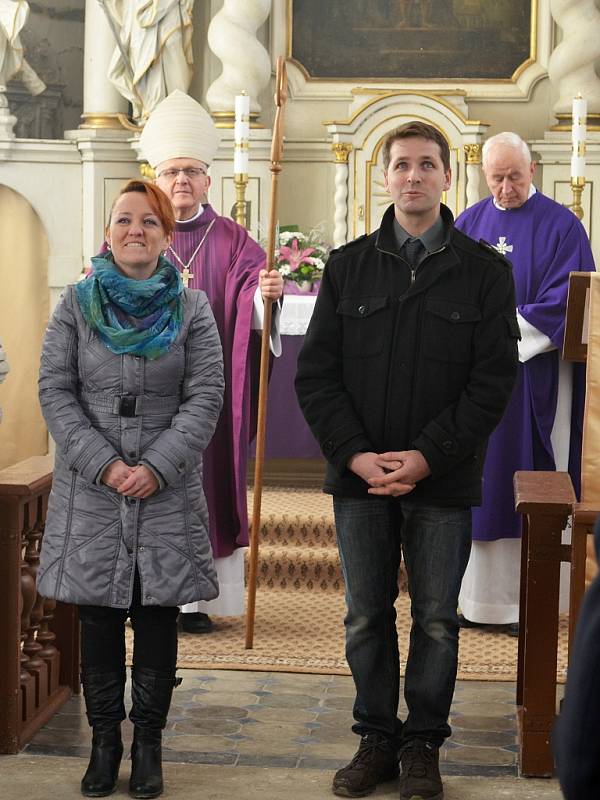 Slavnostní mši ve zrekonstruovaném kostele sv. Václava v Radíčevsi u Žatce sloužil v sobotu biskup Jan Baxant.