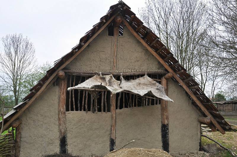 Unikátní archeologický skanzen v Březně u Loun je opět otevřený pro veřejnost.