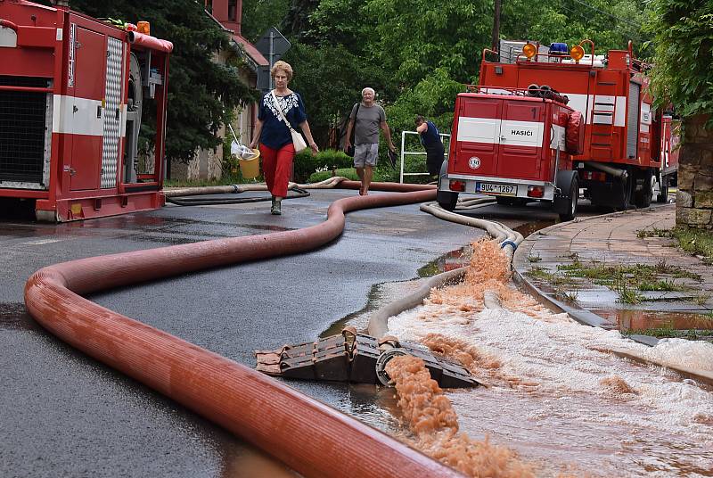 Spodní částí Klučku na Žatecku se v noci na středu 30. června přehnala velká voda. Hasiči ji odčerpávali celý den, místní uklízeli a sčítali škody.