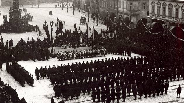 Přehlídka československého vojska na centrálním náměstí v Žatci po obsazení města začátkem prosince 1918.