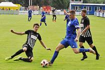 Fotbalisté Loun (v modrém) si již v domácím poháru nezahrají. Podlehli doma Brandýsu 0:2.