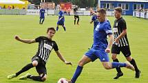 Fotbalisté Loun (v modrém) si již v domácím poháru nezahrají. Podlehli doma Brandýsu 0:2.