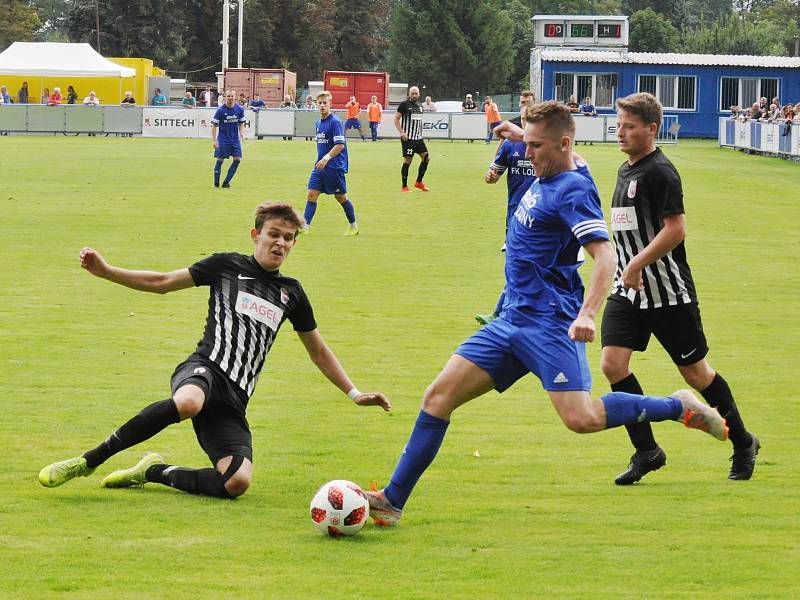 Fotbalisté Loun (v modrém) si již v domácím poháru nezahrají. Podlehli doma Brandýsu 0:2.