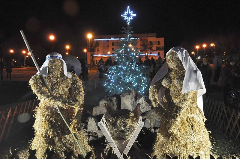 Novou tradici mají na lounském Zeleném náměstí, už podruhé tam rozsvítili vánoční stromeček.