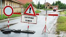 Úterý 4. června 2013. Mezi Oborou a Počedělicemi byla zavřená silnice Louny – Koštice. Byla na ní voda, dala se ale opatrně projet.
