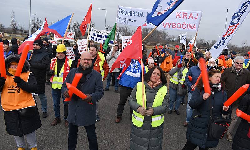 Demonstrace před továrnou Nexen v průmyslové zóně Triangle u Žatce. Pondělí 6. února