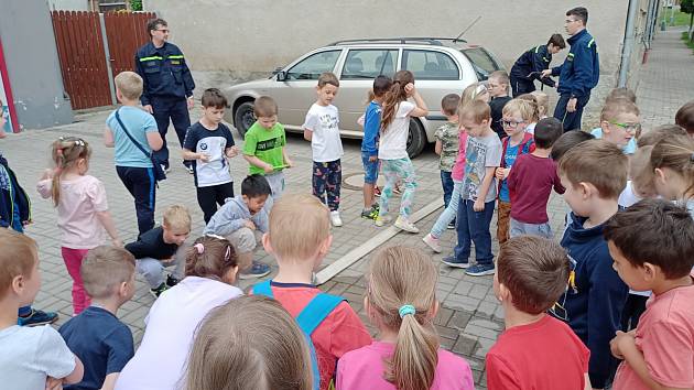 Děti z lounské MŠ Přemyslovců navštívily hasičskou zbrojnici v Postoloprtech.