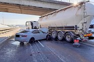 Nehoda na dálnici D7 u Panenského Týnce. Pátek 19. ledna.