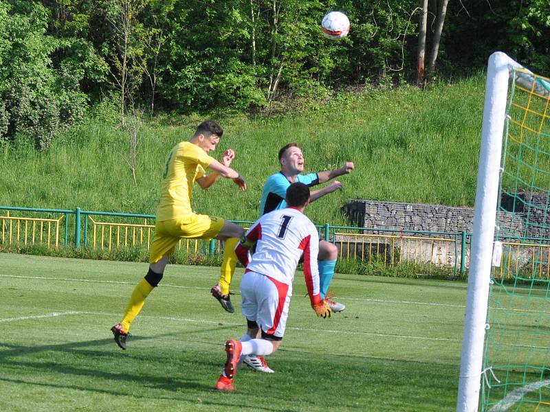 Fotbalisté Žatce (ve žlutém) po zlepšeném výkonu ve druhém poločase otočili utkání s Jiřetínem a zaslouženě zvítězili.