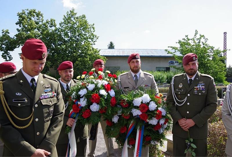 Vojáci ze žateckého 41. mechanizovaného praporu si připomněli památku Davida Beneše na hřbitově v Chomutově.