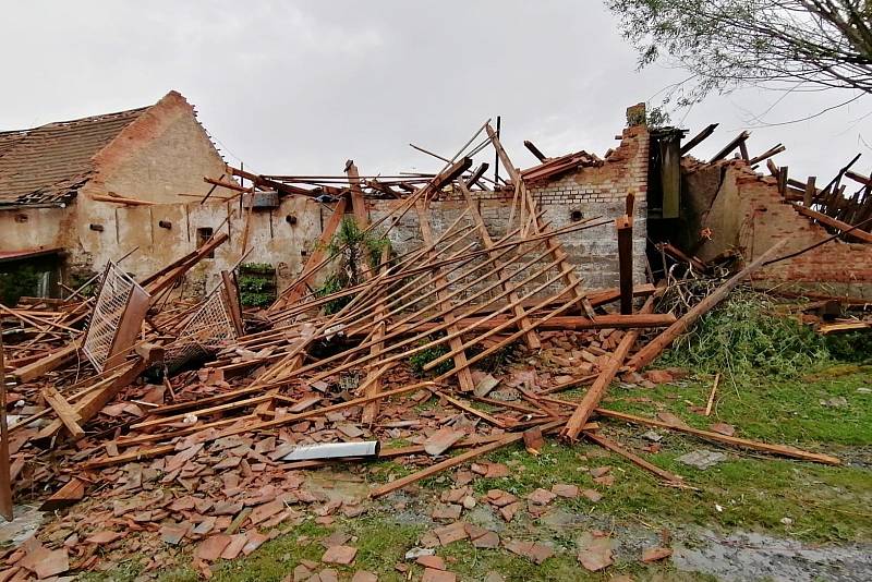 Následky čtvrteční bouře ve Stebně na Podbořansku